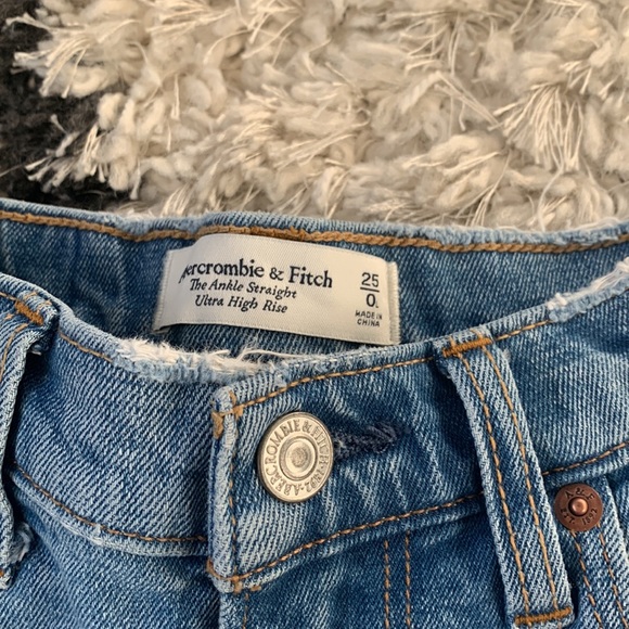 NWOT | Abercrombie & Fitch | Ultra High Rise Ankle Straight Jeans - Picture 9 of 12